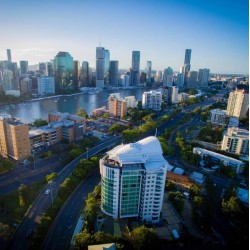 The Point Brisbane Hotel - Deluxe hotel accommodation located in Kangaroo Point with stunning views of Brisbane River and the city featuring a fitness center, a palm-fringed pool and a restaurant offering Australian cuisine.